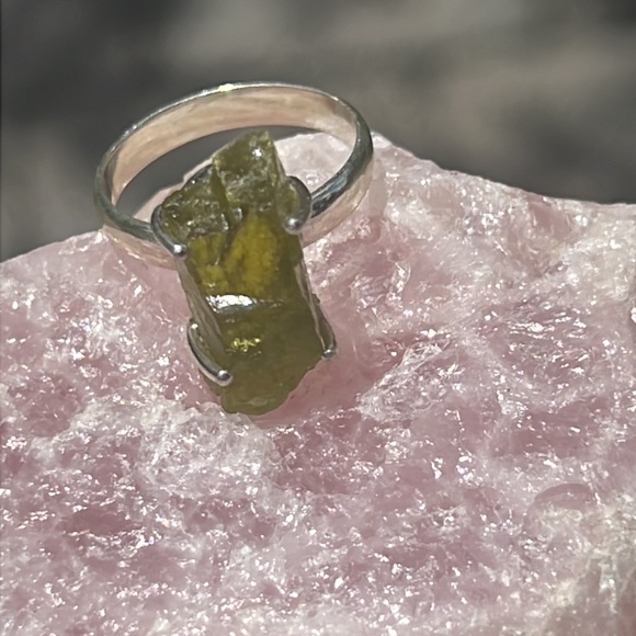 NATURAL PERIDOT 925 STERLING SILVER RING, SIZE 6 - Picture 5 of 7